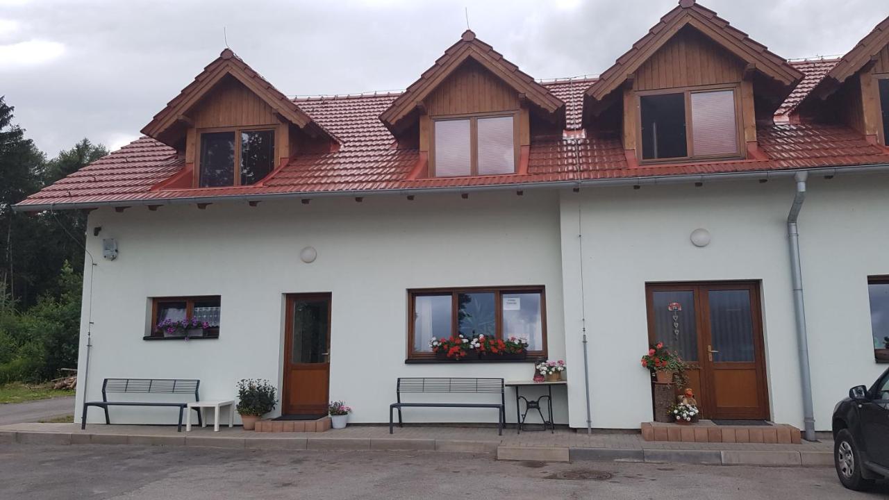 Ferienwohnung Na Samote U Lesa -Rasovna Msecke Zehrovice Exterior foto