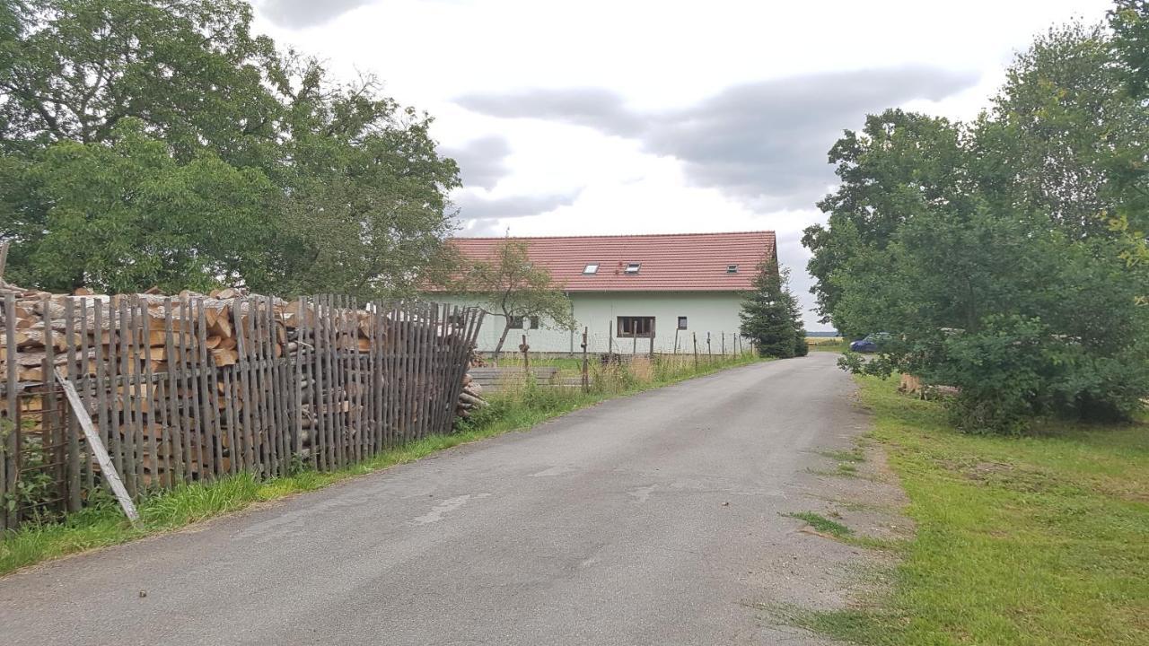 Ferienwohnung Na Samote U Lesa -Rasovna Msecke Zehrovice Exterior foto