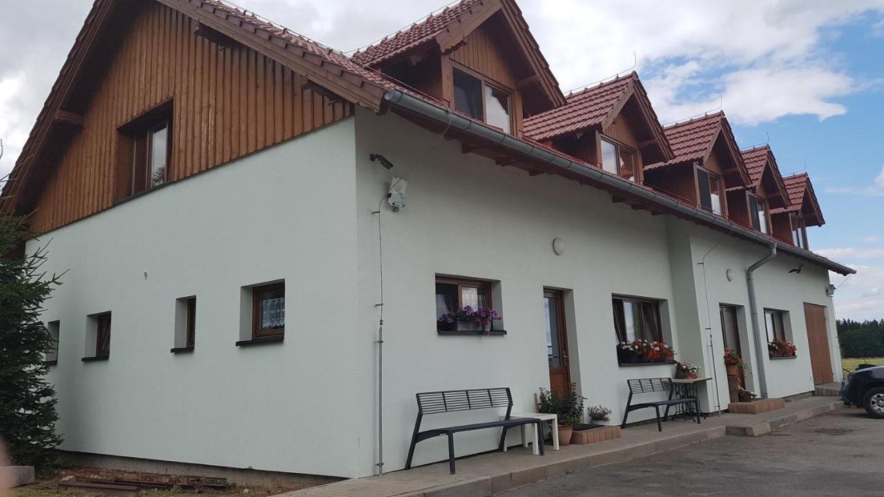 Ferienwohnung Na Samote U Lesa -Rasovna Msecke Zehrovice Exterior foto