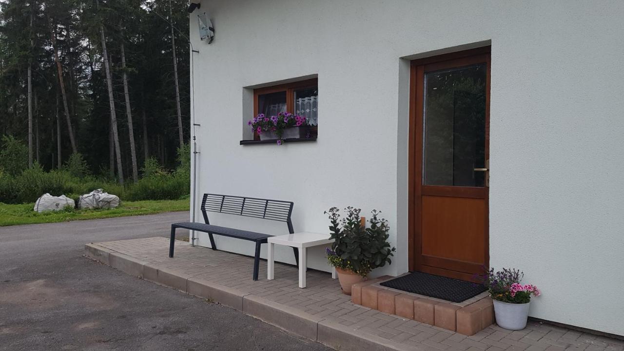 Ferienwohnung Na Samote U Lesa -Rasovna Msecke Zehrovice Exterior foto